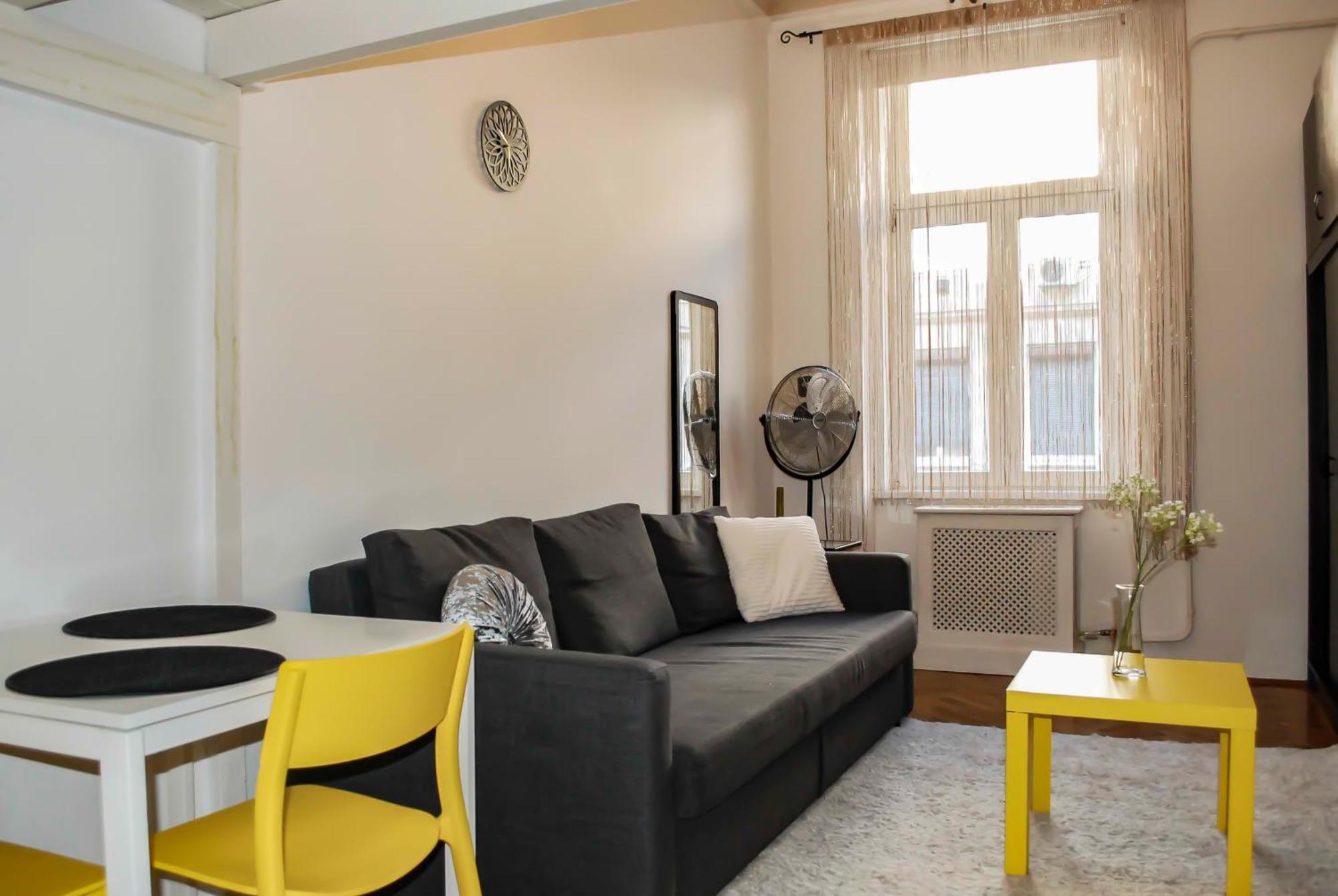 Yellow And Bright Apartment Budapest
