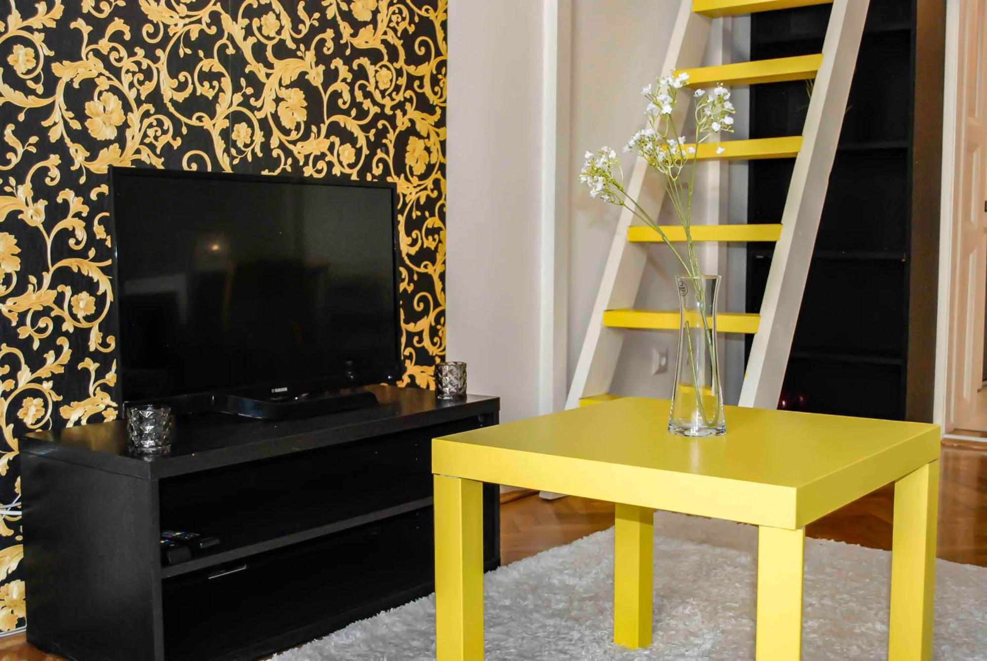 Apartment Yellow And Bright *